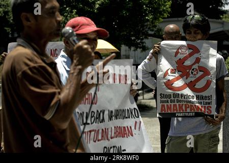 Bildnummer: 54078988  Datum: 26.05.2010  Copyright: imago/Xinhua (100526) -- MANILA, May 26, 2010 (Xinhua) -- Protesters hold placards calling for a halt on oil price increase during a protest outside the Petron head office at Makati City, Manila s business district, the Philippines, May 26, 2010. Protesters said the increases of oil price are unjustified since the price of crude oil in the world market was going down. (Xinhua/Jon Fabrigar)(hdt) (1)THE PHILIPPINES-OIL PRICE-PROTEST PUBLICATIONxNOTxINxCHN Politik Wirtschaft Philippinen Demo Protest kbdig xcb 2010 quer o0 Ölpreis    Bildnummer 5 Stock Photo