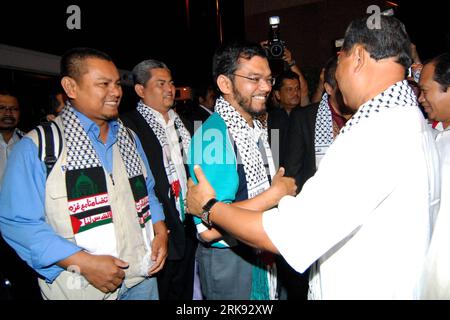 Bildnummer: 54111161  Datum: 06.06.2010  Copyright: imago/Xinhua (100606) -- KUALA LUMPUR, June 6, 2010 (Xinhua) -- Malaysian Deputy Prime Minister Muhyiddin Yassin (R) greets the Malaysian volunteers released by Israel after their arrival at the Kuala Lumpur International Airport, Malaysia, June 6, 2010. A total of 12 Malaysian volunteers, who were on board the Mavi Marmara attacked by Israeli commandos on May 31, arrived at the Kuala Lumpur International Airport on Sunday morning. (Xinhua) (lyi) (1)MALAYSIA-KUALA LUMPUR-VOLUNTEERS-ISRAEL PUBLICATIONxNOTxINxCHN People Politik kbdig xsp 2010 q Stock Photo