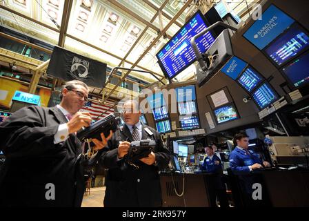 100610 -- NEW YORK, June 10, 2010 Xinhua -- Traders work on the floor of the New York Stock Exchange in New York, the United States, June 10, 2010. Wall Street surged, with all the major indexes rising almost 3 percent, on Thursday as positive economic data boosted market sentiment. Xinhua/Shen Hong zw 2U.S.-NEW YORK-STOCK-RAISE PUBLICATIONxNOTxINxCHN Stock Photo