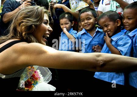 Bildnummer: 54149119  Datum: 16.06.2010  Copyright: imago/Xinhua (100616) -- MANILA, June 16, 2010 (Xinhua) -- Miss Universe 2008 Dayana Mendoza interacts with kids at a day care center in an outreach program where computer laptops are distributed in Tondo, Manila, the Philippines, June 16, 2010. Mendoza was chosen by Smartmatic Asia as Ambassador of Transparency to show the company s gratitude to all those who helped them with the Philippine elections. (Xinhua/Jon Fabrigar)(zl) (2)THE PHILIPPINES-MANILA-MISS UNIVERSE PUBLICATIONxNOTxINxCHN Gesellschaft kbdig xkg 2010 quer o00 People    Bildnu Stock Photo