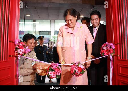 100619 -- BANGKOK, June 19, 2010 Xinhua -- Thai Princess Maha Chakri Sirindhorn cuts the ribbon during the opening ceremony of an institute for the teaching of Chinese language in Bangkok June 19, 2010. The institute officially opened here Saturday. Xinhua/Huang zheyu nxl 2THAILAND-BANGKOK-CHINESE LANGUAGE-INSTITUTE PUBLICATIONxNOTxINxCHN Stock Photo