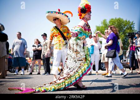 Bildnummer: 54155925  Datum: 19.06.2010  Copyright: imago/Xinhua (100620) -- NEW YORK, June 20, 2010 (Xinhua) -- Costumed participants march in the annual Mermaid Parade in Coney Island, New York, the United States, June 19, 2010. The Mermaid Parade, characterized by participants dressed in hand-made costumes as Mermaids and various sea creatures, celebrates the sand, the sea, the salt air and the beginning of summer. (Xinhua/Zhu Wei) (wjd) (10)US-NEW YORK-MERMAID PARADE PUBLICATIONxNOTxINxCHN Gesellschaft kbdig xkg 2010 quer premiumd xint o0 Meerjungfrau Teilnehmer Kostüm    Bildnummer 541559 Stock Photo