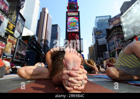 Bildnummer: 54158700  Datum: 21.06.2010  Copyright: imago/Xinhua (100621) -- NEW YORK, June 21, 2010 (Xinhua) -- Yoga enthusiasts practise yoga on the morning of the summer solstice at Times Square in New York, the United States, June 21, 2010. Thousands of yoga enthusiasts got together during the eighth annual Solstice in Times Square event to celebrate the longest day of the year. (Xinhua/Liu Xin) (zw) (7)U.S.-NEW YORK-TIMES SQUARE-YOGA PUBLICATIONxNOTxINxCHN Gesellschaft Freizeitsport Yoga Sommersonnenwende kurios premiumd xint kbdig xsp 2010 quer  o0 Sonnenwende, Sonnwendfeier    Bildnumme Stock Photo