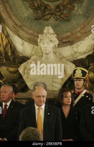 Bildnummer: 54163149  Datum: 22.06.2010  Copyright: imago/Xinhua (100622) -- BUENOS AIRES, June 22, 2010 (Xinhua) -- New Argentine Foreign Minister Hector Timerman (C) attends the swearing-in ceremony in Buenos Aires, Argentina, June 22, 2010. Timerman took charge on Tuesday, replacing Jorge Taiana who resigned on June 18. (Xinhua/Martin Zabala) (zw) (2)ARGENTINA-BUENOS AIRES-FOREIGN MINISTER-TIMERMAN-SWEAR IN PUBLICATIONxNOTxINxCHN People Politik Amtseinführung Amtseid premiumd xint kbdig xsk 2010 hoch     Bildnummer 54163149 Date 22 06 2010 Copyright Imago XINHUA  Buenos Aires June 22 2010 X Stock Photo