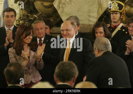 Bildnummer: 54163151  Datum: 22.06.2010  Copyright: imago/Xinhua (100622) -- BUENOS AIRES, June 22, 2010 (Xinhua) -- Argentine President Cristina Fernandez de Kirchner de Kirchner (L Front) applaudes at the swearing-in ceremony of new Argentine Foreign Minister Hector Timerman (C) in Buenos Aires, Argentina, June 22, 2010. Timerman took charge on Tuesday, replacing Jorge Taiana who resigned on June 18. (Xinhua/Martin Zabala) (zw) (3)ARGENTINA-BUENOS AIRES-FOREIGN MINISTER-TIMERMAN-SWEAR IN PUBLICATIONxNOTxINxCHN People Politik Amtseinführung Amtseid premiumd xint kbdig xsk 2010 quer     541631 Stock Photo