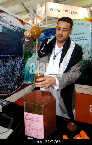 Bildnummer: 54166183  Datum: 23.06.2010  Copyright: imago/Xinhua (100623) -- KUALA LUMPUR, June 23, 2010 (Xinhua) -- A Yemeni exhibitor loads specially-made honey into a bottle at the 7th International HALAL Showcase in Kuala Lumpur June 23, 2010. The five-day HALAL Showcase opening on Wednesday attracted some 660 enterprises from Malaysia and other countries and regions. (Xinhua/Chong Voon Chung) (dyw) (4)MALAYSIA-KUALA LUMPUR-HALAL SHOWCASE PUBLICATIONxNOTxINxCHN Wirtschaft Messe kbdig xub 2010 hoch o0 Honig     54166183 Date 23 06 2010 Copyright Imago XINHUA  Kuala Lumpur June 23 2010 XINHU Stock Photo