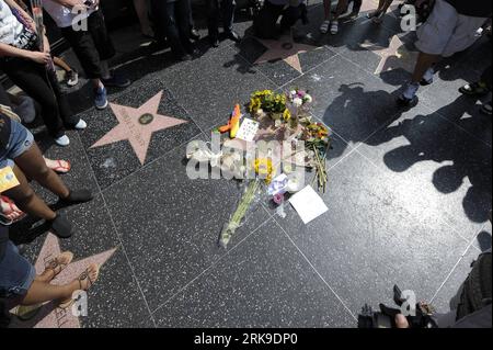 Bildnummer: 54176737  Datum: 25.06.2010  Copyright: imago/Xinhua (100625) -- LOS ANGELES, June 25, 2010 (Xinhua) -- Fans gather around the late pop star Michael Jackson s star on the Hollywood walk of fame a year after his death in California, the United States, June 25, 2010. Fans around the globe on Friday held various activities to mourn for the late pop star Michael Jackson on the first anniversary of his death. (Xinhua/Qi Heng) (11)US-LOS ANGELES-MICHAEL JACKSON-ANNIVERSARY PUBLICATIONxNOTxINxCHN People Kultur Entertainment Musik Tod Todestag Fans premiumd xint kbdig xmk 2010 quer  o0 Tra Stock Photo