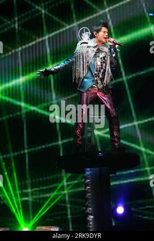 Bildnummer: 54179203  Datum: 25.06.2010  Copyright: imago/Xinhua (100626) -- SHANGHAI, June 26, 2010 (Xinhua) -- Taiwanese pop singer Jay Chou performs during the Shanghai stage of The Era 2010 world tour held at the Shanghai Stadium in east China s Shanghai Municipality, June 25, 2010. (Xinhua/Zhu Liangcheng)(mcg) (CN) PUBLICATIONxNOTxINxCHN Kultur People Musik Aktion kbdig xng 2010 hoch    Bildnummer 54179203 Date 25 06 2010 Copyright Imago XINHUA  Shanghai June 26 2010 XINHUA Taiwanese Pop Singer Jay Chou performs during The Shanghai Stage of The ERA 2010 World Tour Hero AT The Shanghai Sta Stock Photo