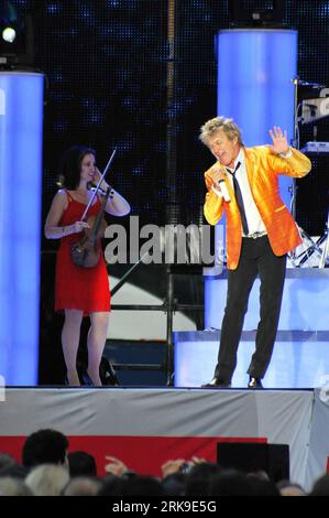 Bildnummer: 54179813  Datum: 26.06.2010  Copyright: imago/Xinhua (100626) -- BUDAPEST, June 26, 2010 (Xinhua) -- British rock singer Rod Stewart performs during a free admission concert sponsored by a telecommunication company, in Budapest, capital of Hungary, on June 26, 2010. (Xinhua/Dani Dorko) (1)HUNGARY-BUDAPEST-ROCK SINGER STEWART-CONCERT PUBLICATIONxNOTxINxCHN Kultur People Musik Aktion premiumd xint kbdig xkg 2010 hoch     Bildnummer 54179813 Date 26 06 2010 Copyright Imago XINHUA  Budapest June 26 2010 XINHUA British Rock Singer Rod Stewart performs during a Free admission Concert Spo Stock Photo