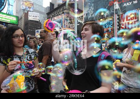 Bildnummer: 54179801  Datum: 26.06.2010  Copyright: imago/Xinhua (100627) -- NEW YORK, June 27, 2010 (Xinhua) -- Revellers attend the Bubble Battle 2010 in Times Square in New York, the United States, June 26, 2010. Hundreds of converged this afteroon in Times Square with their bubble toys and bubble generators for the event. (Xinhua/Wu Kaixiang)(hdt) (10)U.S.-NEW YORK-BUBBLE BATTLE PUBLICATIONxNOTxINxCHN Gesellschaft kbdig xkg 2010 quer  o0 Seifenblasen, Wettkampf    Bildnummer 54179801 Date 26 06 2010 Copyright Imago XINHUA  New York June 27 2010 XINHUA Revelle attend The Bubble Battle 2010 Stock Photo