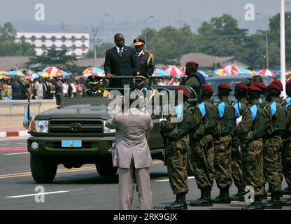 Bildnummer: 54194186  Datum: 30.06.2010  Copyright: imago/Xinhua (100630) -- KINSHASA, June 30, 2010 (Xinhua) -- President of the Democratic Republic of Congo (DR Congo) Joseph Kabila (standing front) reviews the troops during a parade marking the 50th anniversary of the independence of the DR Congo in Kinshasa, capital of the DR Congo, on June 30, 2010. (Xinhua/Shu Shi) (zw) (1)DR CONGO-KINSHASA-INDEPENDENCE-PARADE PUBLICATIONxNOTxINxCHN Politik Militärparade 50 Jahrestag Unabhängigkeit Unabhängigkeitstag kbdig xng 2010 quer premiumd xint o0 Totale, People, Militär    Bildnummer 54194186 Date Stock Photo