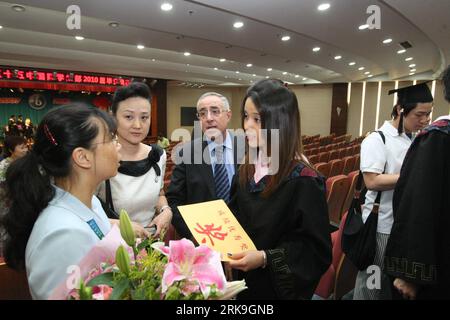 Bildnummer: 54195796  Datum: 30.06.2010  Copyright: imago/Xinhua (100701) -- BEIJING, July 1, 2010 (Xinhua) -- International students take up their diplomas and bid farewell to their teachers at the commencement, in the Middle School No.55 of Beijing, June 30, 2010. This year, a total of 53 international students from some 20 countries and regions graduating from the school, a member of the International Baccalaureate Organization (IBO), and are matriculated by notable universities in both China and overseas. There have been more than 3,000 students graduating from this middle school over its Stock Photo