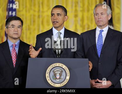 Bildnummer: 54214034  Datum: 07.07.2010  Copyright: imago/Xinhua (100707) -- WASHINGTON, July 7, 2010 (Xinhua) -- U.S. President Barack Obama (C) speaks flanked by Jim McNerney (R), Chairman, President and CEO of Boeing Company and Chair of the President s Export Council, and US Secretary of Commerce Gary Locke (L) at the East Room of the White House in Washington D.C., capital of the United States, July 7, 2010. During the speech on Wednesday appointing a group of business and labor leaders to the President s Export Council, Obama said that the country s exports grew almost 17 percent over th Stock Photo