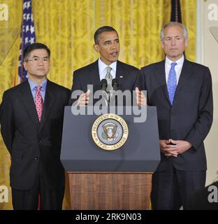 Bildnummer: 54214035  Datum: 07.07.2010  Copyright: imago/Xinhua (100707) -- WASHINGTON, July 7, 2010 (Xinhua) -- U.S. President Barack Obama (C) speaks flanked by Jim McNerney (R), Chairman, President and CEO of Boeing Company and Chair of the President s Export Council, and US Secretary of Commerce Gary Locke (L) at the East Room of the White House in Washington D.C., capital of the United States, July 7, 2010. During the speech on Wednesday appointing a group of business and labor leaders to the President s Export Council, Obama said that the country s exports grew almost 17 percent over th Stock Photo