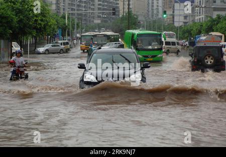 Bildnummer: 54217868  Datum: 09.07.2010  Copyright: imago/Xinhua (100709) -- CHONGQING, July 9, 2010 (Xinhua) -- Vehicles drive through the flooded streets of Jiangbei district in southwestern China s Chongqing Municipality, July 9, 2010. All train services were suspended due to thunderstorm on Friday morning in Chongqing Municipality, according to the local flood control authority. Torrential rain began to ravage the city since 9:00 a.m. At around 10:00 p.m. Thursday, the municipal flood control authority started a warning system for serious heavy rain. (Xinhua/Chen Cheng)(axy) (1)CHINA-CHONG Stock Photo