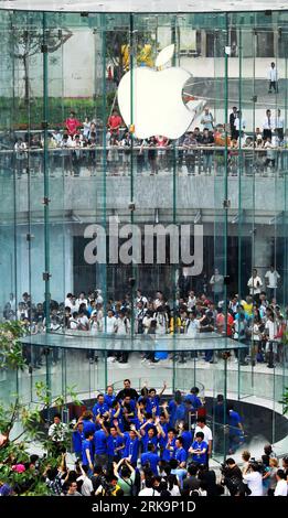 Bildnummer: 54219208  Datum: 10.07.2010  Copyright: imago/Xinhua (100710) -- SHANGHAI, July 10, 2010 (Xinhua) -- queue to enter the Apple flagship store at the Lujiazui district of east China s Shanghai Municipality, July 10, 2010. The first Apple flagship store in Shanghai, selling Apple products and offering free technical supports to customers, was opened on Saturday. (Xinhua) (mcg) CHINA-SHANGHAI-APPLE FLAGSHIP STORE-OPEN (CN) PUBLICATIONxNOTxINxCHN Wirtschaft China Apple kbdig xcb 2010 hoch premiumd xint o0 Gebäude Einzelhandel    Bildnummer 54219208 Date 10 07 2010 Copyright Imago XINHUA Stock Photo