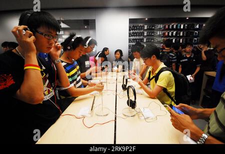 Bildnummer: 54219210  Datum: 10.07.2010  Copyright: imago/Xinhua (100710) -- SHANGHAI, July 10, 2010 (Xinhua) -- experience Apple products at a the Apple flagship store at the Lujiazui district of east China s Shanghai Municipality, July 10, 2010. The first Apple flagship store in Shanghai, selling Apple products and offering free technical supports to customers, opened on Saturday. (Xinhua) (mcg) CHINA-SHANGHAI-APPLE FLAGSHIP STORE-OPEN (CN) PUBLICATIONxNOTxINxCHN Wirtschaft China Apple kbdig xcb 2010 quer premiumd xint o0 Gebäude Einzelhandel    Bildnummer 54219210 Date 10 07 2010 Copyright Stock Photo