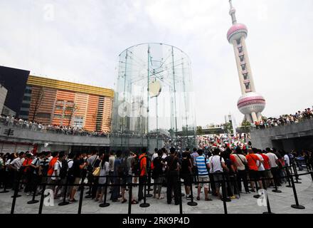 Bildnummer: 54219209  Datum: 10.07.2010  Copyright: imago/Xinhua (100710) -- SHANGHAI, July 10, 2010 (Xinhua) -- queue to enter the Apple flagship store at the Lujiazui district of east China s Shanghai Municipality, July 10, 2010. The first Apple flagship store in Shanghai, selling Apple products and offering free technical supports to customers, opened on Saturday. (Xinhua) (mcg) CHINA-SHANGHAI-APPLE FLAGSHIP STORE-OPEN (CN) PUBLICATIONxNOTxINxCHN Wirtschaft China Apple kbdig xcb 2010 quer premiumd xint o0 Gebäude Einzelhandel    Bildnummer 54219209 Date 10 07 2010 Copyright Imago XINHUA  Sh Stock Photo