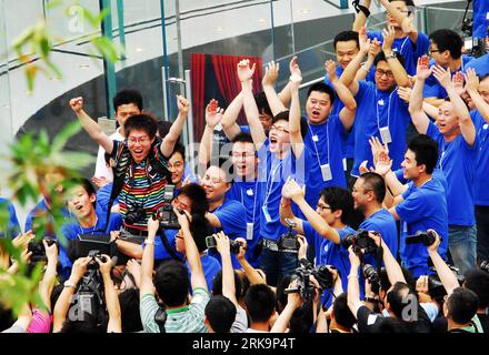 Bildnummer: 54219207  Datum: 10.07.2010  Copyright: imago/Xinhua (100710) -- SHANGHAI, July 10, 2010 (Xinhua) -- The first customer (L in colorful shirt) is welcomed by staff workers in the Apple flagship store at the Lujiazui district of east China s Shanghai Municipality, July 10, 2010. The first Apple flagship store in Shanghai, selling Apple products and offering free technical supports to customers, opened on Saturday. (Xinhua) (mcg) CHINA-SHANGHAI-APPLE FLAGSHIP STORE-OPEN (CN) PUBLICATIONxNOTxINxCHN Wirtschaft China Apple kbdig xcb 2010 quer premiumd xint o0 Einzelhandel Freude Jubel Stock Photo