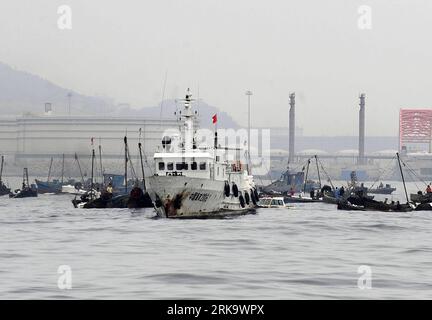 Bildnummer: 54238587  Datum: 19.07.2010  Copyright: imago/Xinhua (100719) -- DALIAN, July 19, 2010 (Xinhua) -- Boats carry out cleaning work in the area affected by oil spill in Dalian, a coastal city in northeast China s Liaoning Province on July 19, 2010. More than 500 fishing boats were set off Monday to clean up the crude oil that gushed into the sea after an oil pipe exploded at Dalian Xingang Harbor. Another 4 patrol boats kept monitoring the diffusion of oil and cleaning work, while laying out more protective boom. (Xinhua/Ren Yong) (wxy) (2)CHINA-DALIAN-OIL LEAKAGE-CLEANUP PUBLICATIONx Stock Photo