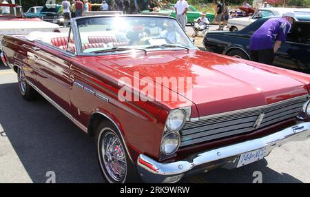 Bildnummer: 54238605  Datum: 19.07.2010  Copyright: imago/Xinhua (100719) -- VANCOUVER, July 19, 2010 (Xinhua) -- A classic car is seen on display in the parking lot of a Coquitlam grocery store in Suburban Vancouver, July 19, 2010. More than 100 classic cars, mainly made in the 1950s and 1960s were displayed on the show. (Xinhua/Huang Xiaonan) (zx) (5)CANADA-VANCOUVER-CLASSIC CARS-SHOW PUBLICATIONxNOTxINxCHN Gesellschaft Verkehr Strasse Autoshow Auto Oldtimer Oldtimershow Messe Oldtimermesse kbdig xub 2010 quer  o0 Ford    Bildnummer 54238605 Date 19 07 2010 Copyright Imago XINHUA  Vancouver Stock Photo