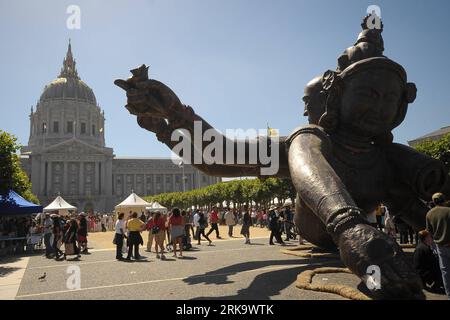 Bildnummer: 54238625  Datum: 18.07.2010  Copyright: imago/Xinhua (100719) -- SAN FRANCISCO, July 19, 2010 (Xinhua) -- walk past the sculpture created by Chinese artist Zhang Huan at Civic Center plaza of San Francisco, the United States, July 18, 2010. The sculpture displayed from May 2010 at Civic Center plaza marking the 30th anniversary of the sisterhood between San Francisco and Shanghai, is about eight meters high and 15 tons in weight. (Xinhua/Liu Yilin)(axy) (1)U.S.-SAN FRANCISCO-CHINESE ARTIST-SCULPTURE PUBLICATIONxNOTxINxCHN Kultur Kunst Objekte Skulptur kbdig xub 2010 quer     Bildnu Stock Photo
