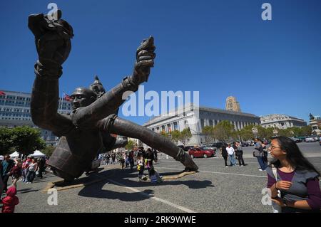 Bildnummer: 54238626  Datum: 18.07.2010  Copyright: imago/Xinhua (100719) -- SAN FRANCISCO, July 19, 2010 (Xinhua) -- A woman walks past the sculpture created by Chinese artist Zhang Huan at Civic Center plaza of San Francisco, the United States, July 18, 2010. The sculpture displayed from May 2010 at Civic Center plaza marking the 30th anniversary of the sisterhood between San Francisco and Shanghai, is about eight meters high and 15 tons in weight. (Xinhua/Liu Yilin)(axy) (2)U.S.-SAN FRANCISCO-CHINESE ARTIST-SCULPTURE PUBLICATIONxNOTxINxCHN Kultur Kunst Objekte Skulptur kbdig xub 2010 quer Stock Photo