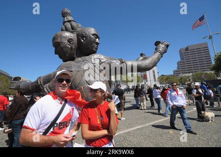 Bildnummer: 54238627  Datum: 18.07.2010  Copyright: imago/Xinhua (100719) -- SAN FRANCISCO, July 19, 2010 (Xinhua) -- walk past the sculpture created by Chinese artist Zhang Huan at Civic Center plaza of San Francisco, the United States, July 18, 2010. The sculpture displayed from May 2010 at Civic Center plaza marking the 30th anniversary of the sisterhood between San Francisco and Shanghai, is about eight meters high and 15 tons in weight. (Xinhua/Liu Yilin)(axy) (3)U.S.-SAN FRANCISCO-CHINESE ARTIST-SCULPTURE PUBLICATIONxNOTxINxCHN Kultur Kunst Objekte Skulptur kbdig xub 2010 quer     Bildnu Stock Photo