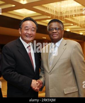 Bildnummer: 54242769  Datum: 20.07.2010  Copyright: imago/Xinhua (100720) -- GENEVA, July 20, 2010 (Xinhua) -- Wu Bangguo (L), chairman of the Standing Committee of China s National People s Congress (NPC), meets with Max Sisulu, speaker of the National Assembly of South Africa, in Geneva, Switzerland, July 20, 2010. (Xinhua/Ju Peng) (wy) (1)SWITZERLAND-GENEVA-WU BANGGUO--MAX SISULU-MEETING PUBLICATIONxNOTxINxCHN People Politik kbdig xsk 2010 quadrat premiumd xint     Bildnummer 54242769 Date 20 07 2010 Copyright Imago XINHUA  Geneva July 20 2010 XINHUA Wu Bangguo l Chairman of The thing Commi Stock Photo