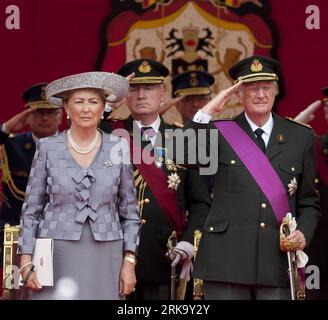 (100722) -- BRUSSELS, July 22, 2010 (Xinhua) -- Belgian Queen Paola (L) and King Albert II are pictured on the podium during the military parade in Brussels, Belgium, July 21, 2010, on the occasion of the Belgian National Day. (Xinhua/Thierry Monasse) (zjy) (25)BELGIUM-BRUSSELS-NATIONAL DAY PUBLICATIONxNOTxINxCHN Stock Photo