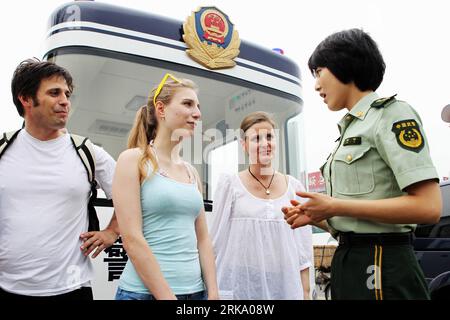 Bildnummer: 54248943  Datum: 23.07.2010  Copyright: imago/Xinhua (100723) -- QINGDAO, July 23, 2010 (Xinhua) -- A police officer gives directions to Australian tourists in English in Qingdao, east China s Shandong Province, July 23, 2010. Qingdao International Beer Festival and Qingdao International Ocean Festival is about to open, more than 30 bilingual police officers are ready to help international tourists. (Xinhua/Qian Chen)(xzj) CHINA-SHANDONG-QINGDAO-POLICE-FOREIGN LANGUAGES(CN) PUBLICATIONxNOTxINxCHN Gesellschaft China kbdig xcb 2010 quer o0 Touristen    Bildnummer 54248943 Date 23 07 Stock Photo