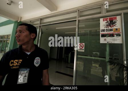 Bildnummer: 54261774  Datum: 29.07.2010  Copyright: imago/Xinhua (100729) -- MANILA, July 29, 2010 (Xinhua) -- A man stands by a warning against the mosquito-borne dengue virus at the Smokey Mountain Health Center where a recent death case of dengue was reported in Tondo, Manila, the Philippines, July 29, 2010. Health officials said the recent death of dengue is the fifth on record in the Philippines since January. (Xinhua/Jon Fabrigar) PHILIPPINES-MANILA-DENGUE PUBLICATIONxNOTxINxCHN Gesellschaft Gesundheit Medizin kbdig xmk 2010 quer o0 Denguefieber Fieber    Bildnummer 54261774 Date 29 07 2 Stock Photo