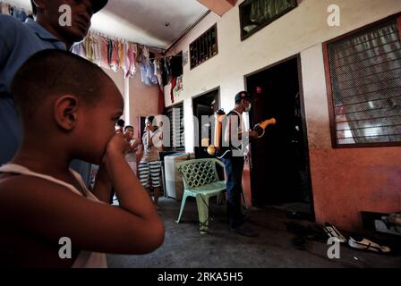 Bildnummer: 54274940  Datum: 03.08.2010  Copyright: imago/Xinhua (100803) -- MANILA, Aug. 3, 2010 (Xinhua) -- A child covers his nose as City Health Department personnel make the rounds during their fumigating operation in line with its fighting against the deadly dengue virus at the Smokey Mountain in Tondo, Manila, the Philippines, Aug. 3, 2010. A recent death was reported in the area due to the mosquito-borne dengue virus. Smokey Mountain is a former landfill with more than 30,000 residents cramming in about a dozen government housing towers.(Xinhua/Jon Fabrigar)(zx) THE PHILIPPINES-DENGUE- Stock Photo