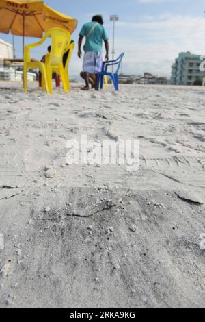 Bildnummer: 54290624  Datum: 11.08.2010  Copyright: imago/Xinhua (100812) -- RIO DE JANEIRO, Aug. 12, 2010 (Xinhua) -- A beach is polluted by oil slick in the Lakes Region, north of Rio de Janeiro, Brazil, on Aug. 11, 2010. A large oil slick reached beaches along the Atlantic Ocean in the Lakes Region since Aug. 9. Several beaches in Cabo Frio and Arraial do Cabo were affected by the slick, causing more than 10 penguins dead and casting an impact on the local tourism. Rio de Janeiro harbor bureau announced Tuesday that it was ready to start investigations of the 320 ships which passed the Lake Stock Photo