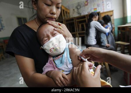 Welt-Hepatitis-Tag am 28. Juli 100818 -- ZHOUQU, Aug. 18, 2010 Xinhua -- A child receives hepatitis vaccine at a temporary shelter in Zhouqu County, northwest China s Gansu Province, Aug. 18, 2010. About 500 children in one and a half to six years old have been vaccinated hepatitis vaccines in the mudslides-hit areas until the noon of Wednesday. Xinhua/Ren Zhenglai  CHINA-GANSU-ZHOUQU-CHILDREN-HEPATITIS VACCINE CN PUBLICATIONxNOTxINxCHN Stock Photo