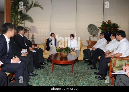 Bildnummer: 54342546  Datum: 24.08.2010  Copyright: imago/Xinhua (100824) -- MANILA, Aug. 24, 2010 (Xinhua) -- Philippine Vice President Jejomar Binay (4th R) meets with members of a working team sent by the Chinese government to deal with the aftermath of the hostage crisis in Manila, capital of the Philippines, Aug. 24, 2010. (Xinhua/Wong Pun Keung) PHILIPPINES-MANILA-HIJACK-CHINESE WORKING TEAM PUBLICATIONxNOTxINxCHN Gesellschaft People Politik Trauer Geiselnahme Bus kbdig xdp 2010 quer     Bildnummer 54342546 Date 24 08 2010 Copyright Imago XINHUA  Manila Aug 24 2010 XINHUA Philippine Vice Stock Photo