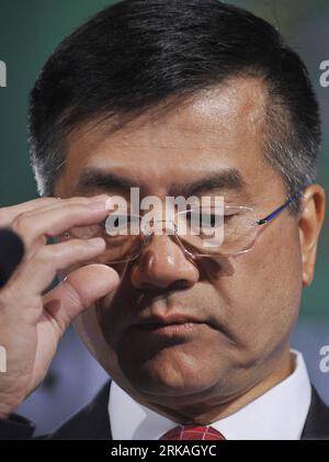 Bildnummer: 54360166  Datum: 27.08.2010  Copyright: imago/Xinhua (100827) -- WASHINGTON, Aug. 27, 2010 (Xinhua) -- U.S. Commerce Secretary Gary Locke adjusts his glasses while addressing minority business owners, government officials and corporate representatives at the 28th annual National Minority Enterprise Development Week Conference in Washington D.C., capital of the United States, Aug. 27, 2010. U.S. economic growth was revised downward to an annual rate of 1.6 percent in the second quarter of this year, compared to the initially estimated pace of 2.4 percent, the Commerce Department rep Stock Photo