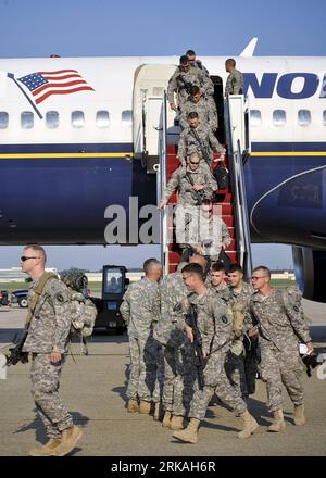 Bildnummer: 54360867  Datum: 28.08.2010  Copyright: imago/Xinhua (100829) -- WASHINGTON D.C., Aug. 29, 2010 (Xinhua) -- Soldiers of C Company, 1st Battalion, 3rd U.S. Infantry Regiment, returning from a deployment to Taji, Iraq, arrive at the Andrews Joint Base outside Washington D.C., capital of the United States, Aug. 28, 2010. On Aug. 31, the United States is ending its combat mission in Iraq, with the end of next year as the deadline to withdraw all troops from that country. (Xinhua/Zhang Jun)(axy) U.S.-WASHINGTON D.C.-TROOP-RETURN FROM IRAQ PUBLICATIONxNOTxINxCHN Gesellschaft Militär Sold Stock Photo