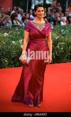 Bildnummer: 54396552  Datum: 02.09.2010  Copyright: imago/Xinhua (100903) -- VENICE (ITALY), Sept. 3, 2010 (Xinhua) -- Actress Hiam Abbass arrives for the screening of Miral during the 67th Venice Film Festival in Venice, Italy, on Sept. 2, 2010.  (Xinhua/Huang Xiaozhe) (lr) (2)ITALY-VENICE-67TH VENICE FILM FESTIVAL-MIRAL PUBLICATIONxNOTxINxCHN Kultur Entertainment People Film 67. Internationale Filmfestspiele Venedig Filmpremiere Premiere Freisteller kbdig xdp 2010 hoch    Bildnummer 54396552 Date 02 09 2010 Copyright Imago XINHUA  Venice Italy Sept 3 2010 XINHUA actress Hiam Abbass arrives f Stock Photo