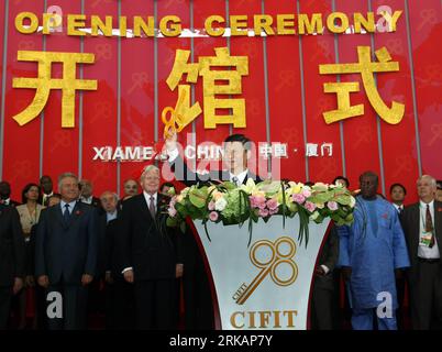 Bildnummer: 54411038  Datum: 08.09.2010  Copyright: imago/Xinhua (100908) -- XIAMEN, Sept. 8, 2010 (Xinhua) -- Chinese Vice President Xi Jinping (front) raises a symbolic golden key to open the exhibition hall during the opening ceremony of the 14th China International Fair for Investment and Trade in Xiamen, southeast China s Fujian Province, Sept. 8, 2010. (Xinhua/Lan Hongguang) (wyo) CHINA Messe kbdig xcb 2010 quer    Bildnummer 54411038 Date 08 09 2010 Copyright Imago XINHUA  Xiamen Sept 8 2010 XINHUA Chinese Vice President Xi Jinping Front raises a  Golden Key to Open The Exhibition Hall Stock Photo