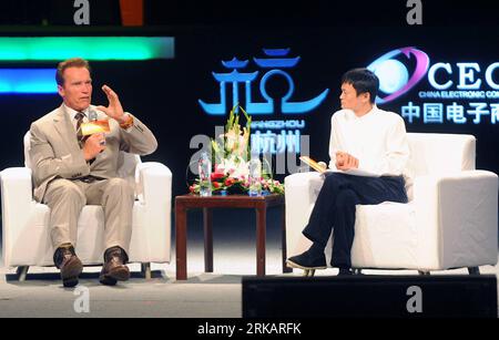 Bildnummer: 54419026  Datum: 11.09.2010  Copyright: imago/Xinhua (100911) -- HANGZHOU, Sept. 11, 2010 (Xinhua) -- California Governor Arnold Schwarzenegger (L) discusses with Chairman and CEO of Alibaba Group Ma Yun during the 2010 Electronic Bussiness Conference held in Hangzhou, capital of east China s Zhejiang Province, Sept. 11, 2010. Schwarzenegger attended the electronic bussiness conference and made a speech on Saturday. (Xinhua/Xu Yu) (mcg) CHINA-HANGZHOU-ELECTRONIC BUSINESS CONFERENCE-ARNOLD SCHWARZENEGGER (CN) PUBLICATIONxNOTxINxCHN People Politik Besuch kbdig xsp 2010 quer    Bildnu Stock Photo