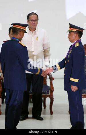 Bildnummer: 54427779  Datum: 14.09.2010  Copyright: imago/Xinhua (100914) -- MANILA, Sept. 14, 2010 (Xinhua) -- Philippine President Benigno Aquino III (C) looks as incoming Philippine National Police (PNP) chief Raul Bacalzo (R) shakes hands with outgoing PNP chief Jesus Verzosa (L) during a handover ceremony in Quezon City, Philippines, Sept. 14, 2010. Philippine President Benigno Aquino III on Monday confirmed that he has chosen PNP Deputy Director General Raul Bacalzo as the new PNP chief, to replace Gen. Jesus Verzosa who retires on Sept. 15. (Xinhua/Rouelle Umali) PHILIPPINES-MANILA-POLI Stock Photo