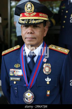 Bildnummer: 54427778  Datum: 14.09.2010  Copyright: imago/Xinhua (100914) -- MANILA, Sept. 14, 2010 (Xinhua) -- Incoming Philippine National Police (PNP) Chief Raul Bacalzo stands in attention during a handover ceremony in Quezon City, Philippines, Sept. 14, 2010. Philippine President  on Monday confirmed that he has chosen PNP Deputy Director General Raul Bacalzo as the new PNP chief, to replace Gen.  who retires on Sept. 15. (Xinhua/Rouelle Umali) PHILIPPINES-MANILA-POLICE CHIEF-CHANGE PUBLICATIONxNOTxINxCHN Gesellschaft Politik Militär Polizei Premiumd xint kbdig xub 2010 hoch o0 Übergabe, Stock Photo