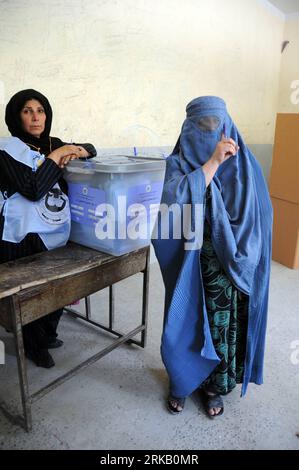Bildnummer: 54439688  Datum: 18.09.2010  Copyright: imago/Xinhua (100918) -- KABUL, Sept. 18, 2010 (Xinhua) -- An Afghan woman shows her inked finger after casting vote at a polling station in the capital of Kabul, Sept. 18, 2010. Afghanistan on Saturday held parliamentary elections, the second since the fall of the Taliban regime, amid tight security and Taliban threat to attack voters. (Xinhua/Wang Yan) AFGHANISTAN-KABUL-PARLIEMENT ELECTIONS PUBLICATIONxNOTxINxCHN Politik Wahl Parlamentswahl kbdig xmk 2010 hoch Highlight premiumd xint o0 Finger Tinte Wahl wählen Einheimische Frau    Bildnumm Stock Photo