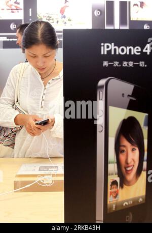 Bildnummer: 54464548  Datum: 25.09.2010  Copyright: imago/Xinhua (100925) -- SHANGHAI, Sept. 25, 2010 (Xinhua) -- A customer tries an iPhone 4 at an Apple store in Shanghai, east China, Sept. 25, 2010. Apple Inc. began to sell its iPhone 4 in the Chinese mainland on Saturday. (Xinhua/Fan Jun) (hdt) CHINA-SHANGHAI-IPHONE 4-SALES (CN) PUBLICATIONxNOTxINxCHN Wirtschaft Verkauf Start Verkaufsstart i Phone kbdig xng 2010 hoch premiumd xint     Bildnummer 54464548 Date 25 09 2010 Copyright Imago XINHUA  Shanghai Sept 25 2010 XINHUA a Customer tries to iPhone 4 AT to Apple Store in Shanghai East Chin Stock Photo
