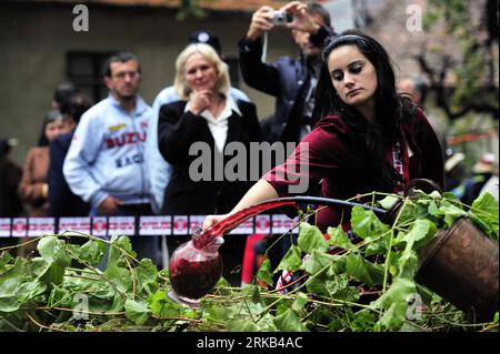 Bildnummer: 54465394  Datum: 25.09.2010  Copyright: imago/Xinhua (100925) -- ALEKANDROVAC, Sep. 25, 2010 (Xinhua) -- A young girl takes a jug of wine from the fountain of wine during the Grape Harvest Festival in Aleksandrovac town in central Serbia, Sept. 25, 2010. The annual festival runs from Sept. 23 to 26 as celebrate the beginning of season for gathering grapes in vineyards. (Xinhua/Marko Rupena) (Serbia Out) (zw) SERBIA-ALEKANDROVAC-GRAPE HARVEST FESTIVAL PUBLICATIONxNOTxINxCHN Gesellschaft Weinfest Wein Brunnen Serbien kbdig xsp 2010 quer  o0 Weinbrunnen    Bildnummer 54465394 Date 25 Stock Photo
