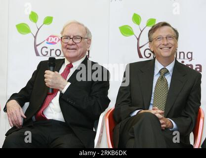 Bildnummer: 54494539  Datum: 30.09.2010  Copyright: imago/Xinhua (100930) -- BEIJING, Sept. 30, 2010 (Xinhua) -- U.S. billionaire investor and Berkshire Hathaway CEO Warren Buffett (L) and Microsoft founder Bill Gates are seen attending the opening of a new Dairy Queen store in Beijing, capital of China, Sept. 30, 2010. International Dairy Queen Inc is owned by Berkshire Hathaway. (Xinhua/Ren Zhenglai) (wyo) CHINA-BEIJING-BUFFETT-GATES-DQ NEW STORE (CN) PUBLICATIONxNOTxINxCHN People Wirtschaft China Gastronomie kbdig xsp 2010 quer     Bildnummer 54494539 Date 30 09 2010 Copyright Imago XINHUA Stock Photo