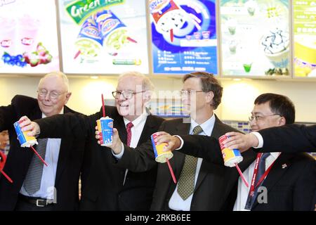 Bildnummer: 54494538  Datum: 30.09.2010  Copyright: imago/Xinhua (100930) -- BEIJING, Sept. 30, 2010 (Xinhua) -- U.S. billionaire investor and Berkshire Hathaway CEO Warren Buffett (2nd L) and Microsoft founder Bill Gates (2nd R) pose for a photo while each holding a cup of DQ ice cream at a new Dairy Queen store in Beijing, capital of China, Sept. 30, 2010. International Dairy Queen Inc is owned by Berkshire Hathaway. (Xinhua/Ren Zhenglai) (wyo) CHINA-BEIJING-BUFFETT-GATES-DQ NEW STORE (CN) PUBLICATIONxNOTxINxCHN People Wirtschaft China Gastronomie kbdig xsp 2010 quer     Bildnummer 54494538 Stock Photo