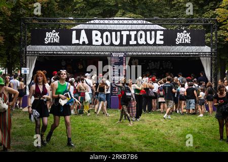 Paris, France. 23rd Aug, 2023. Attendees seen during the live concert. The first day of 20th edition of the French music festival Rock en Seine had about 40,000 people that attended the concert of the American artist Billie Eilish, at Domaine National de Saint-Cloud. (Photo by Telmo Pinto/SOPA Images/Sipa USA) Credit: Sipa USA/Alamy Live News Stock Photo