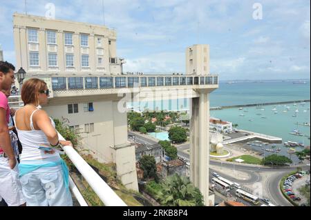 Bildnummer: 54514566  Datum: 05.10.2010  Copyright: imago/Xinhua (101005) -- SALVADOR, Oct. 5, 2010 (Xinhua) -- Tourists visit the Elevador Lacerda which connects the upper town and lower town in Salvador, northeast of Brazil, Oct. 5, 2010. According to the Secretary of Tourism of Bahia, between January and August this year, 1.9 million travelers landed in the city, increased by 12.95 percent over the same period of last year. (Xinhua/Song Weiwei) BRAZIL-SALVADOR-TOURISM PUBLICATIONxNOTxINxCHN Reisen kbdig xcb 2010 quer     Bildnummer 54514566 Date 05 10 2010 Copyright Imago XINHUA  Salvador O Stock Photo